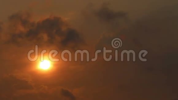 天空中的飞鸟与隐藏在云层后面的太阳相对视频的预览图