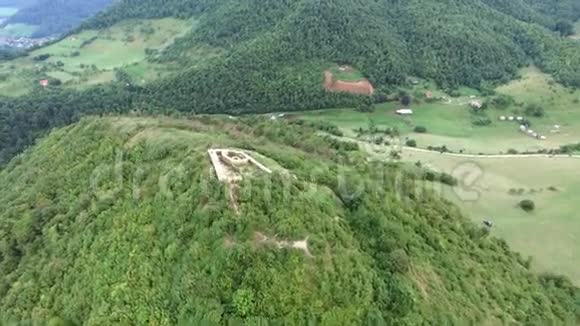 带Visoko村的波斯尼亚金字塔鸟瞰山谷视频的预览图
