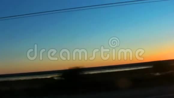 日落时沿着路边旅行视频的预览图