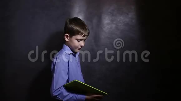十几岁的男孩穿着蓝色衬衫在平板电脑上奔跑视频的预览图