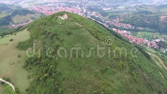 带Visoko村的波斯尼亚金字塔鸟瞰山谷视频的预览图