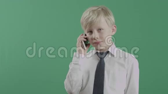 小男孩在用手机说话视频的预览图
