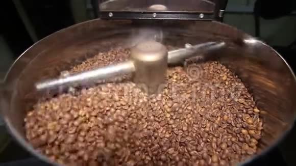工厂咖啡烘焙机在运行转动和搅拌烤豆视频的预览图