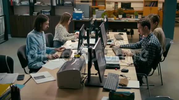 年轻的休闲团队工作在办公室的电脑工作视频的预览图