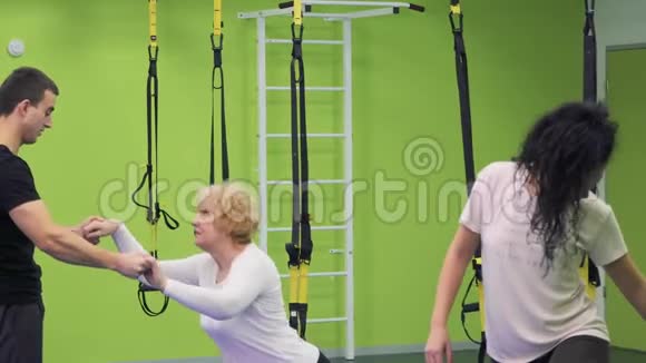 在健身房培训老年妇女的培训员视频的预览图
