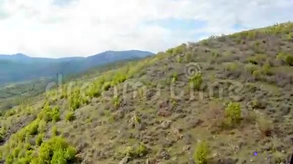 滑翔在山边视频的预览图