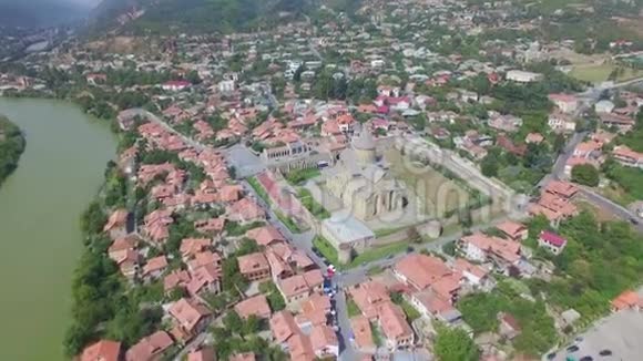 姆切塔的Svetitskhoveli大教堂的鸟瞰图视频的预览图