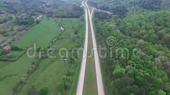 飞越美国阿拉巴马州的高速公路背景森林视频的预览图