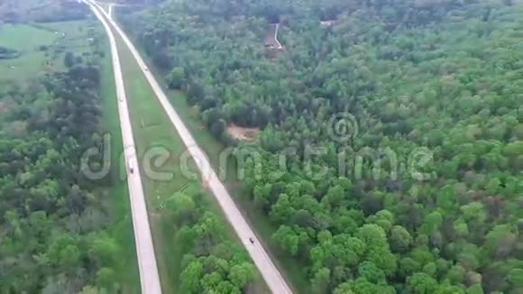 飞越美国阿拉巴马州的高速公路背景森林视频的预览图
