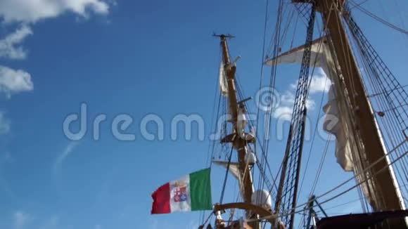意大利港口码头大型帆船视频的预览图