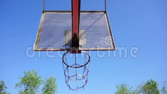 篮球场上有铁链的篮球篮视频的预览图