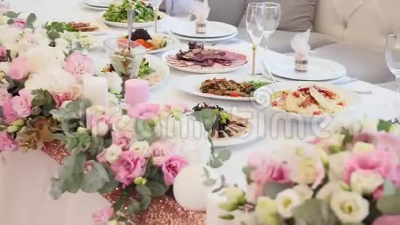 满桌的食物餐厅提供餐桌服务视频的预览图