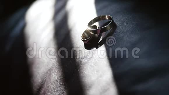 黑色背景上的结婚戒指视频的预览图