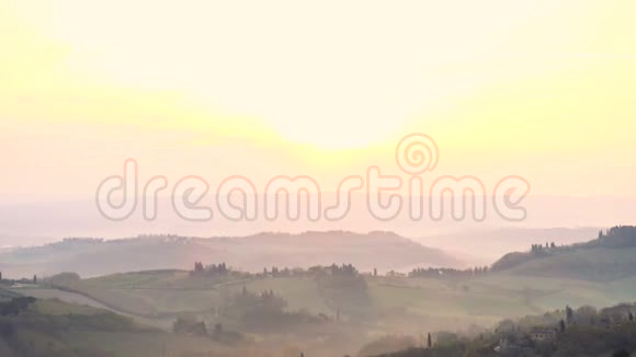 意大利托斯卡纳圣吉米尼亚诺城墙的薄雾晨景视频的预览图