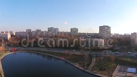 飞越城市秋天的池塘视频的预览图