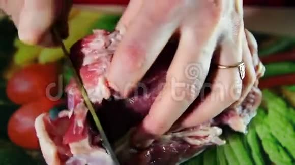 肉手切切片的特写镜头视频的预览图