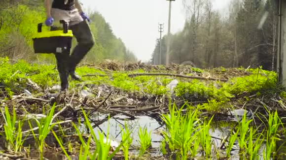 森林科学家生态学家采集水样视频的预览图
