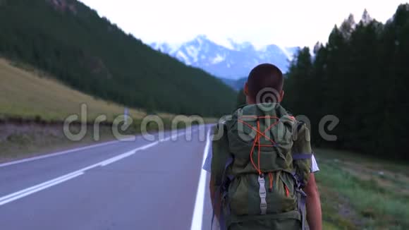 一个年轻的游客带着背包旅行视频的预览图
