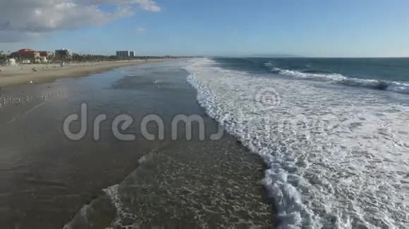 海浪轻轻拍打着海岸线视频的预览图