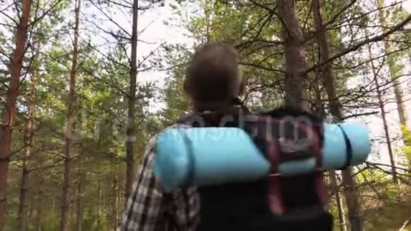 徒步旅行者在树林里迷路了视频的预览图