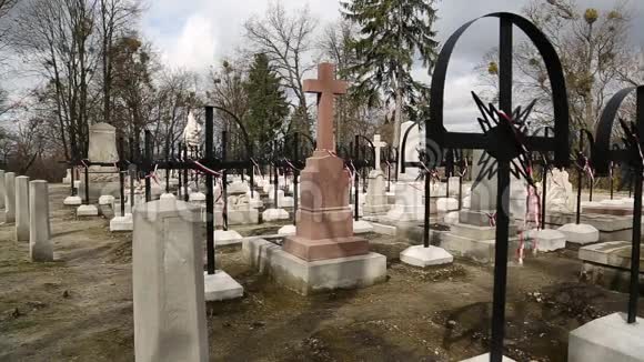 乌克兰利沃夫Lychakiv公墓的墓地视频的预览图
