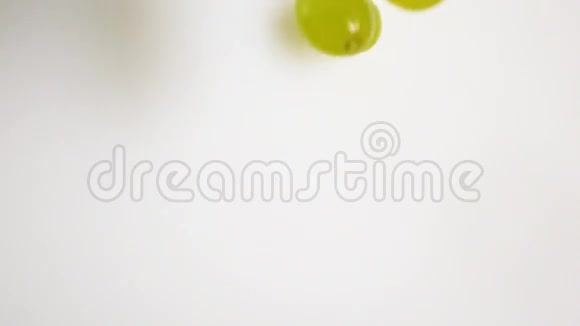 葡萄的绿色浆果掉进牛奶里视频的预览图