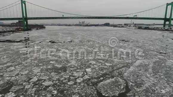 费城冰雪覆盖的特拉华河鸟瞰图视频的预览图
