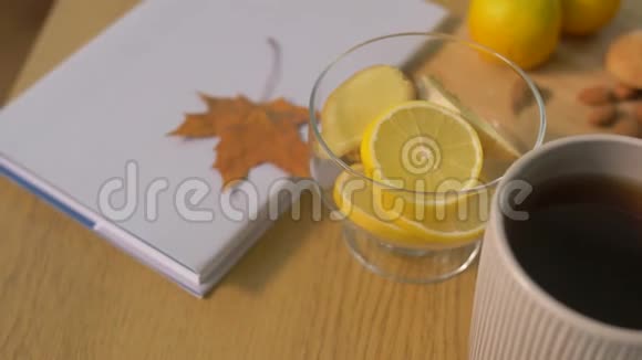 桌子上有书柠檬茶坚果和饼干视频的预览图