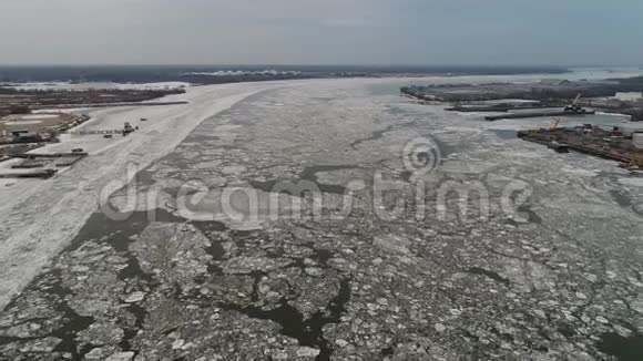 费城冰雪覆盖的特拉华河鸟瞰图视频的预览图