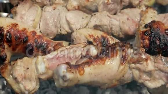 在街上用木炭准备肉鸡肉和猪肉串在金属别针上移动摄像机视频的预览图