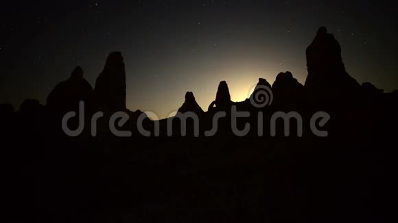 加利福尼亚沙漠特罗纳斯皮纳克斯月亮升起的时间视频的预览图