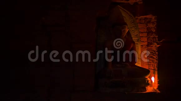 古寺的佛像烛光雕像视频的预览图
