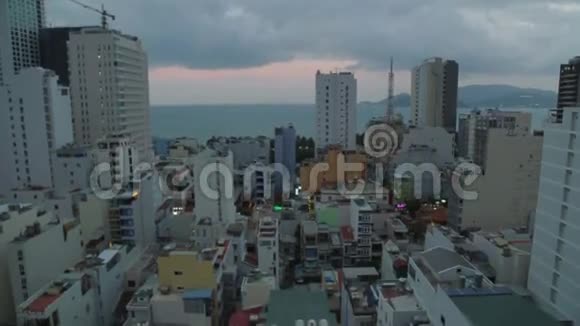 夏季阴天有摩天大楼的大都市从屋顶上的城镇海洋越南视频的预览图