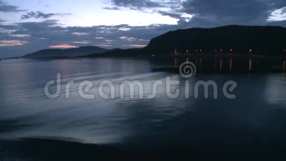 用浮船欣赏海岸夜景视频的预览图