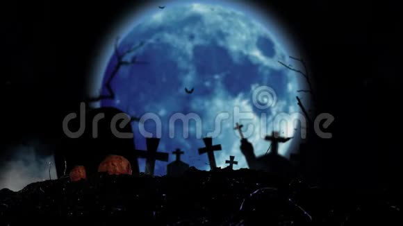 在墓地的夜晚月亮被闪电照亮十字架附近是万圣节南瓜吸烟背景视频的预览图