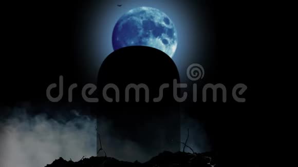 纪念碑后面闪耀着月亮和蝙蝠飞翔黑色烟熏背景视频的预览图