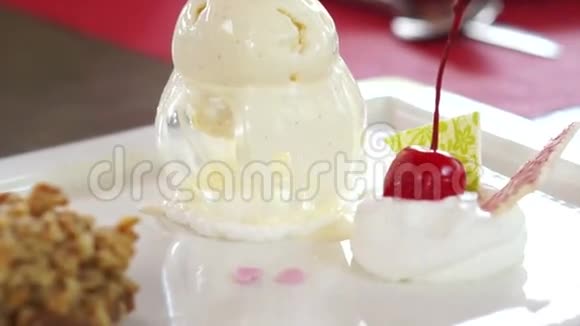 苹果派和香草冰淇淋和皮鞭霜新鲜烘焙的视频视频的预览图