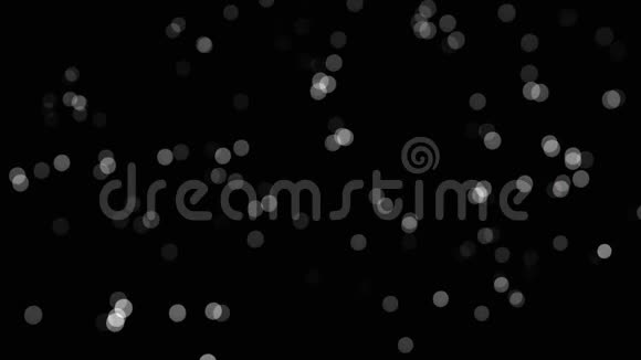 闪闪发光的白色圆圈闪亮的粒子在黑色背景上闪闪发光模糊单色小点闪烁视频的预览图