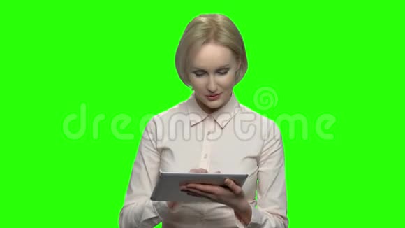 女商务发言人带平板电脑视频的预览图