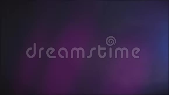 抽象的紫色背景缓慢流动的深粉色光束和闪闪发光的蓝色投影仪无缝的循环视频的预览图