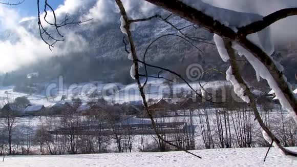冬季山村景观冬雪村视频的预览图