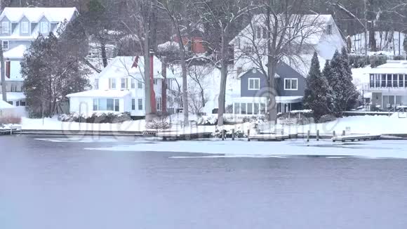 湖边小屋白雪皑皑的冬天视频的预览图