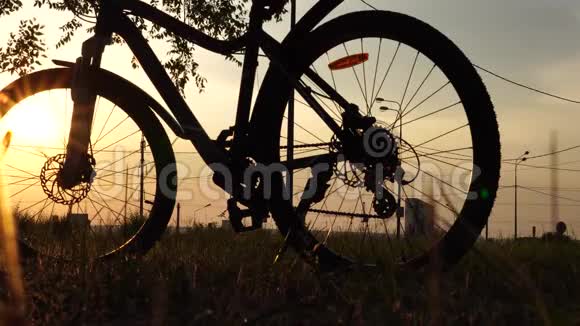 美丽的近景自行车在日落阳光在蓝天与复古的颜色轮廓自行车向前太阳视频的预览图