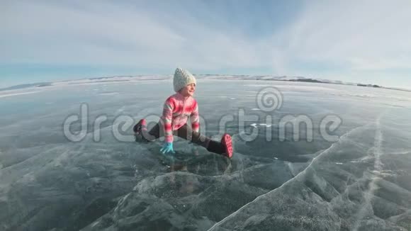 女孩在冬天练习瑜伽孩子们在自然界的冰上做伸展和冥想儿童练习瑜伽视频的预览图