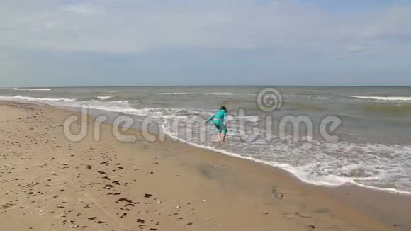 奔跑的女孩波罗的海海岸视频的预览图