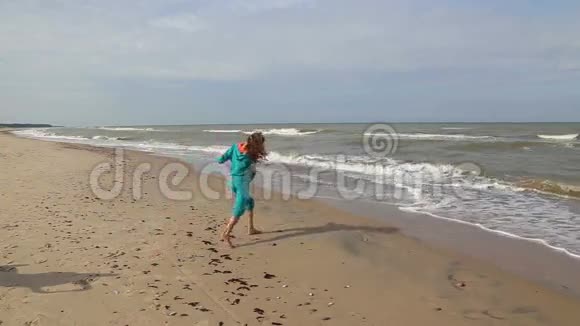 奔跑的女孩波罗的海海岸视频的预览图