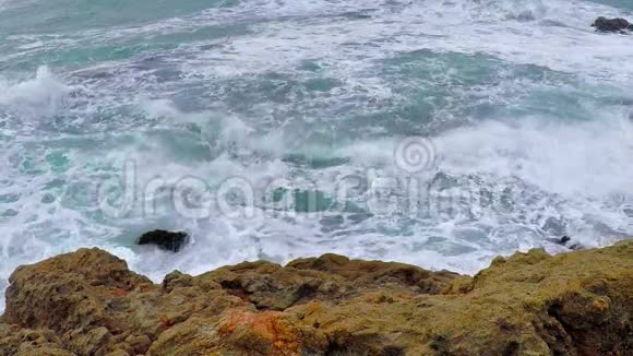 西班牙沿海的巨浪小镇帕拉莫斯视频的预览图