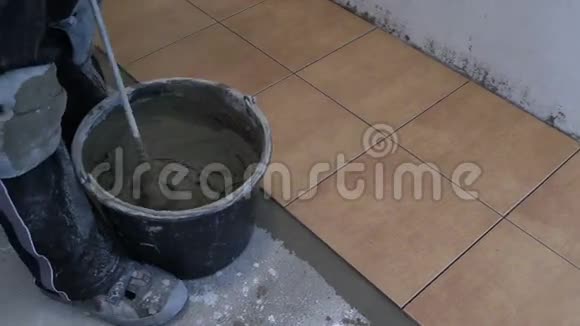 厨房用机床手拌瓷砖水泥视频的预览图