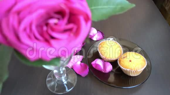 情人节小蛋糕和玫瑰放在木桌上爱浪漫的概念视频的预览图