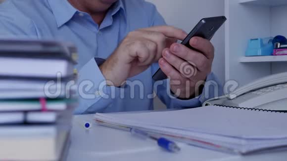 商务人员用手机写的短信财务信息视频的预览图